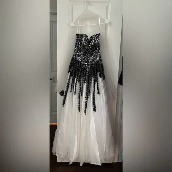 NWOT Nina Canacci Black and White Sweetheart Gown - Picture 2 of 3